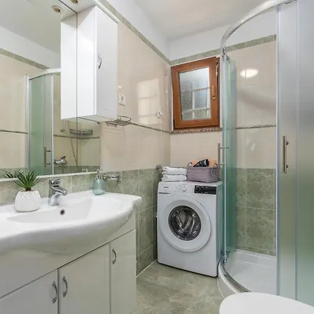 Ana Lägenhet *